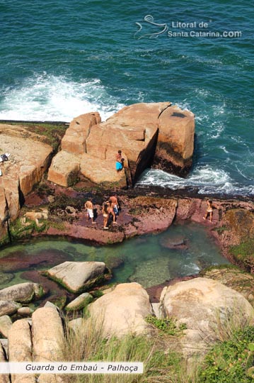 pessoas em cima da pedra da guarda do embau