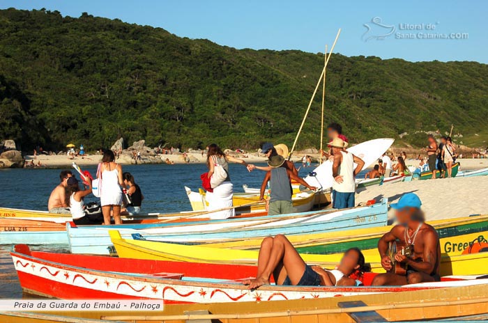 Imagem linda da guarda do embau, pessoas se preparando para atravessar o rio de barco.