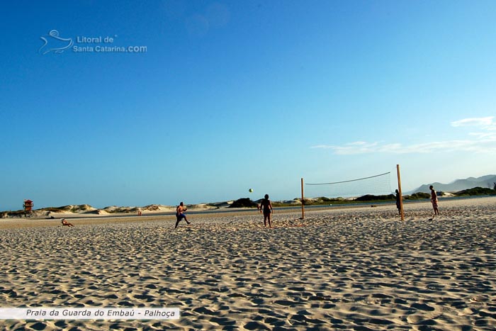 praia da guarda do embau, galera jogando fute volei