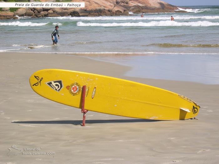 guarda do embau, prancha de surf do corpo de bombeiros e ao fundo surfista indo pegar sua prancha