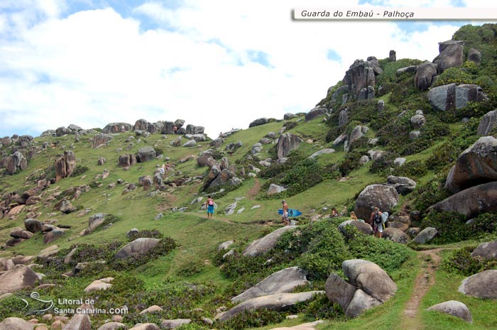 caminho a guarda do embau, pessoas passeando