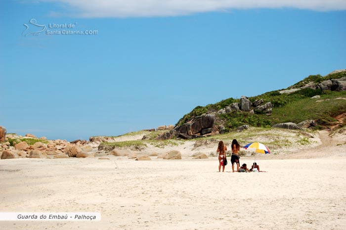 gatas catarinenses tomando um sol na praia da guarda do embau sc