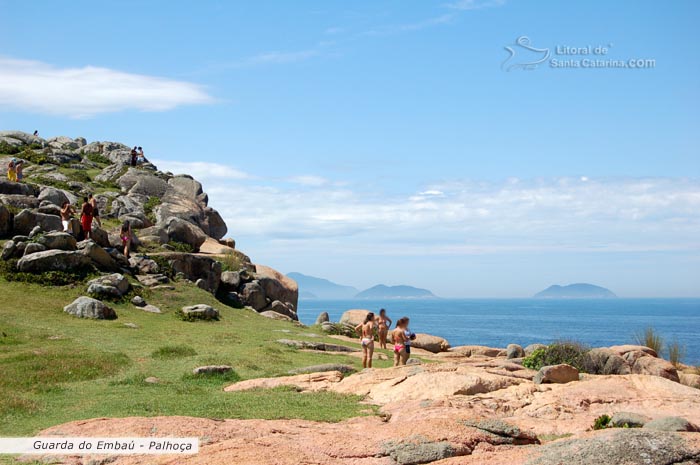 guarda do embau, pessoas adimirando esta praia paradisíaca de santa catarina