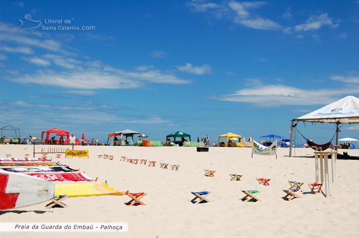 areia branca e objetos na praia da gurada do embau