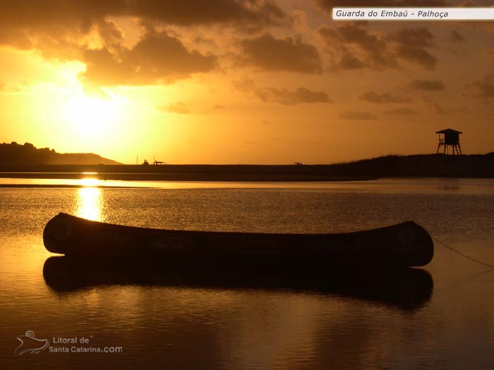 nascer do sol na guarda do embaú, canoa completando um cenário maravilhoso