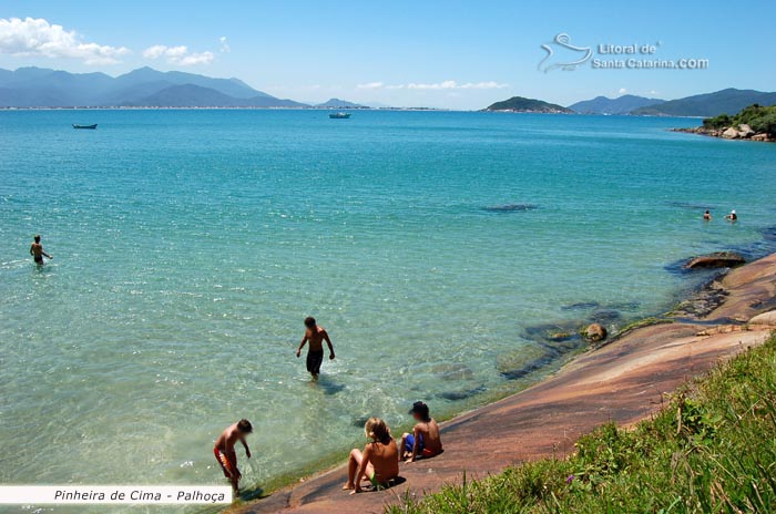 praia da pinheira, palhoça, sc, brasil, pessoas brincando nesta linda praia de santa catarina