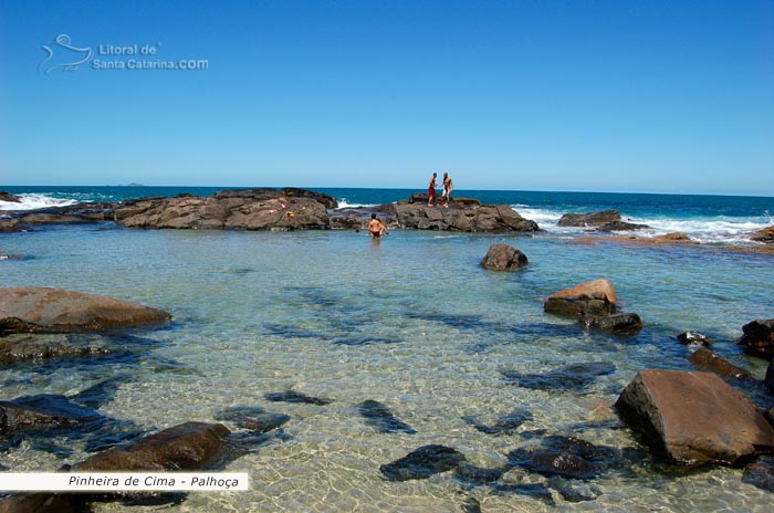 praia pinheira, pessoas brincando nas piscinas naturais catarinense