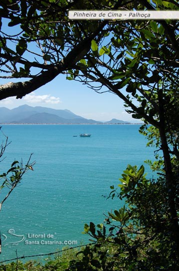 praia da pinheira sc, barquinho parado ao fundo