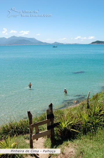 pessoas na linda praia da pinheira