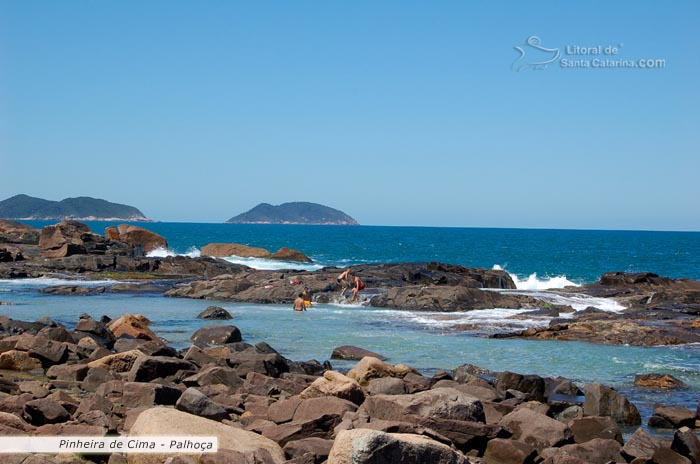 Piscinas naturais na praia da pinheira de santa catarina