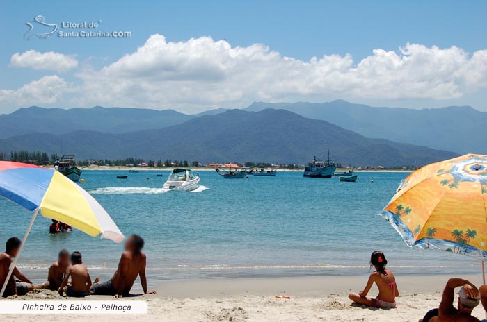 familias tomando um sol na praia da pinheira