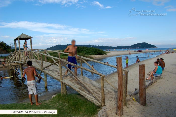 enseada da pinheira, pessoas aproveitando muito o verao catarinense