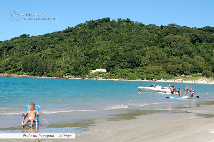 ponta do papagaio, mulher tomando sol, outras indo andar de caiaque e lancha