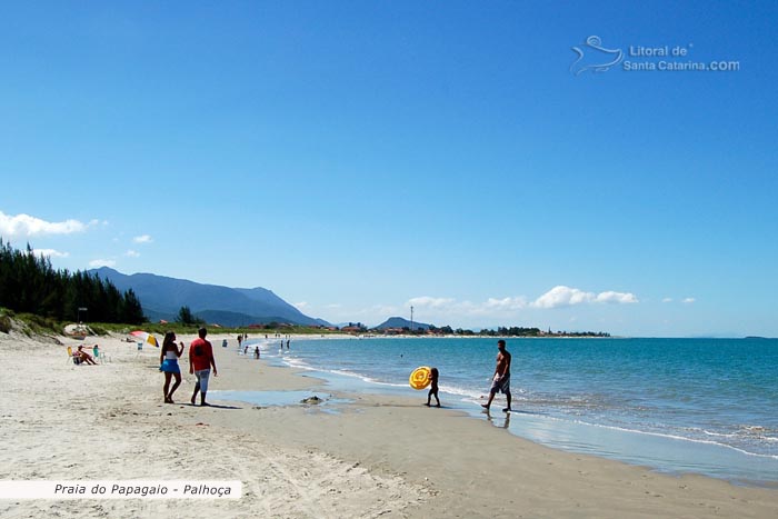 ponta do papagaio, pessoas caminhando na praia e crianças saindo das águas catarinense