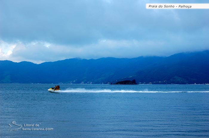 praia do sonho sc, pessoas andando calmamente de jet ski nas águas do litoral catarinense