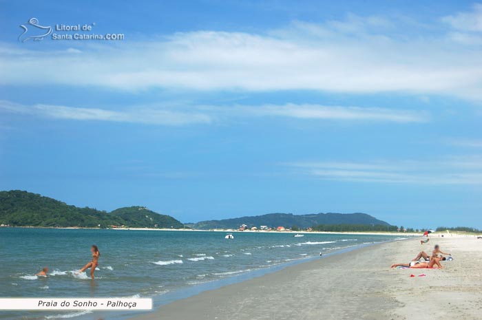 praia do sonho, pessoas relaxando a beira mar do litoral sc