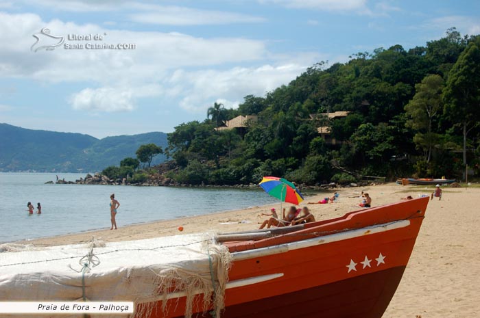 barco parado nas areias da praia de fora sc