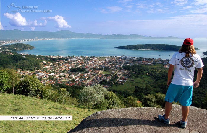 Vista do centro da cidade de porto belo e ao fundo um mar paradisíaco e a linda ilha de porto belo. 