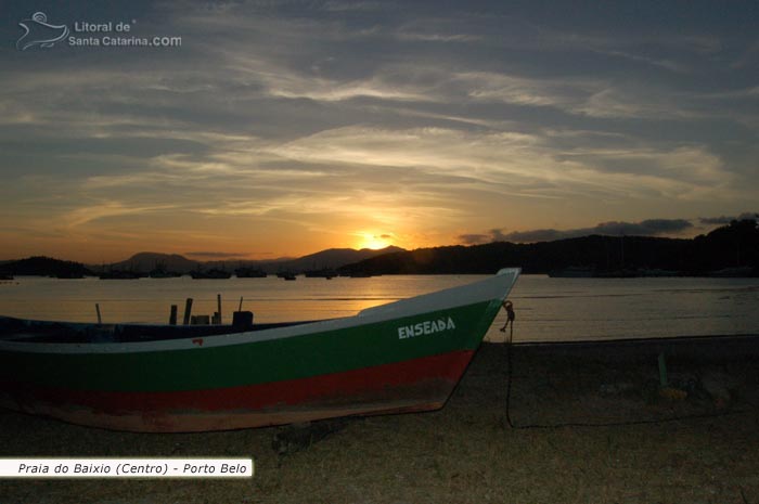 Pôr do sol, vista da praia do baixio em porto belo - Santa Catarina.