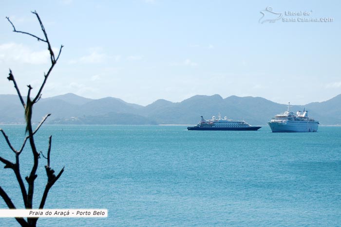 Vista da praia do araçá em porto belo, para os navios transatlânticos.