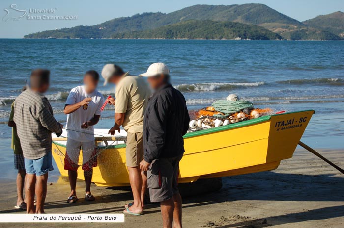 Praia do perequê em porto belo, pescadores se preparando para ir em busca da tainha.