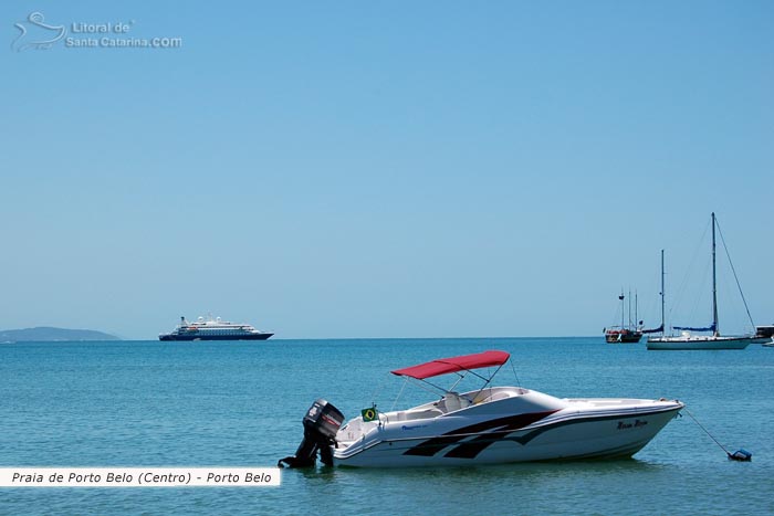 Praia de Porto Belo (Centro), barcos e ao fundo navios.