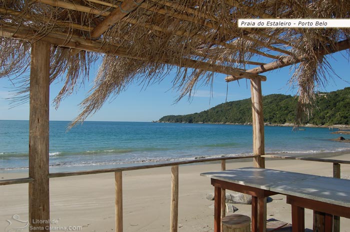 Praia do estaleiro em porto belo, mar azul e águas cristalinas.