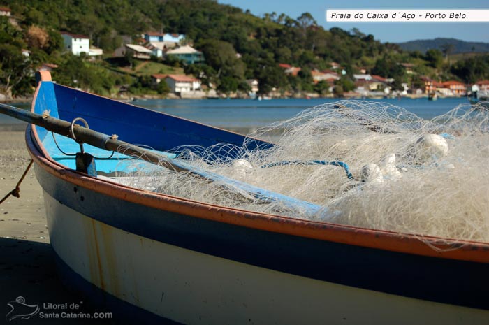 Barco na praia do caixa daço.