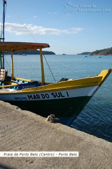 Barco na praia central de Porto Belo