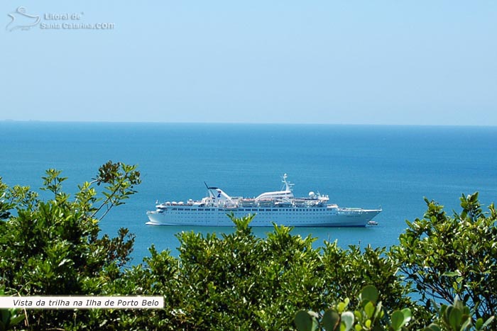 Vista de transatlântico a partir da ilha de porto belo