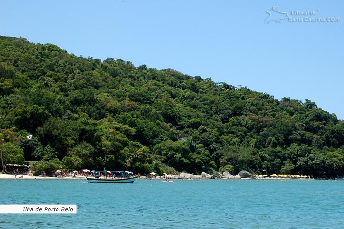 Ilha de Porto Belo, vista do barco que faz a travessia até a ilha. 