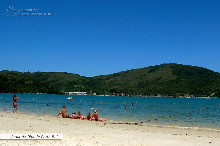 Ilha de Porto Belo, pessoas descansando na beira da praia.