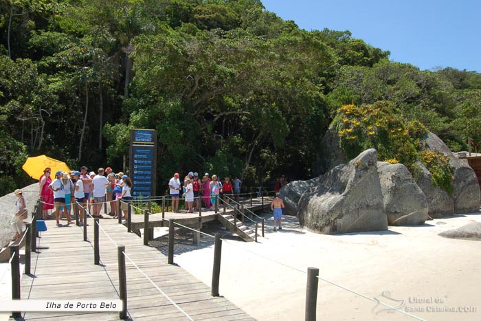 Turístas passeando pela ilha de porto belo.