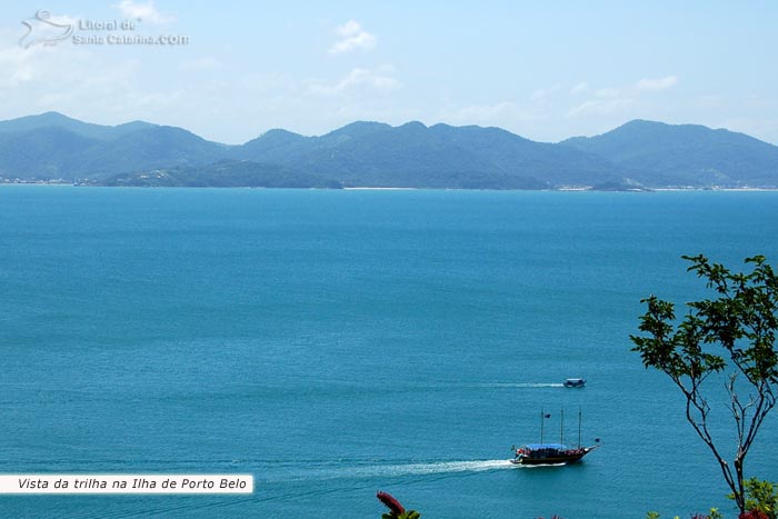 Vista da ilha de porto belo, mar lindo e um barco pirata levando os turístas para passear por este paraíso do litoral sul.