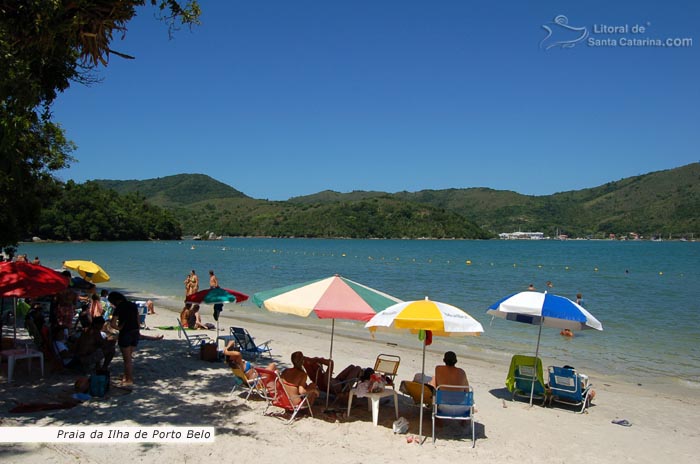 Prainha da ilha de porto belo, pessoas descansando a beira mar.