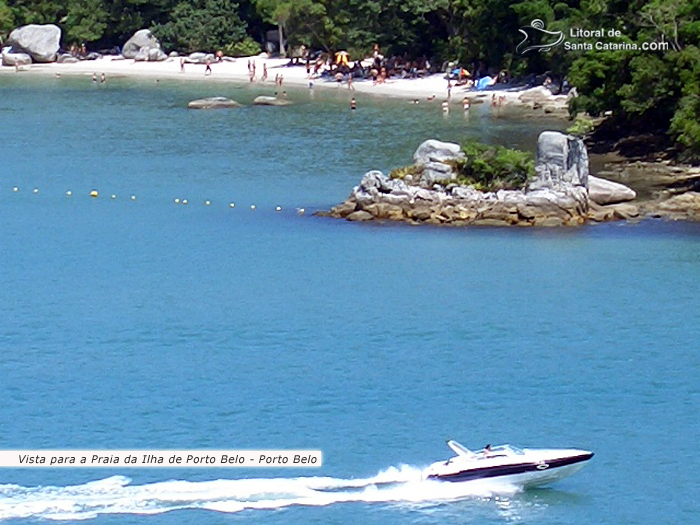 Ilha de porto belo, lancha passando em alta velocidade e ao fundo a paradisíaca ilha de porto belo.