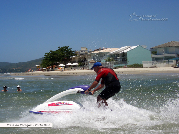 Praia do Perequê em Porto Belo, Senhor andando de jet ski, saindo do rio perequê para o mar.