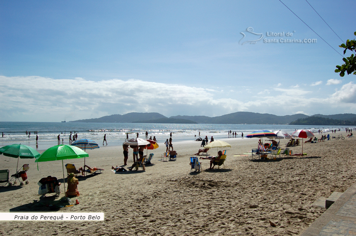 Praia do Perequê, famílias descansando na praia  e aproveitando as belezas do litoral sc.