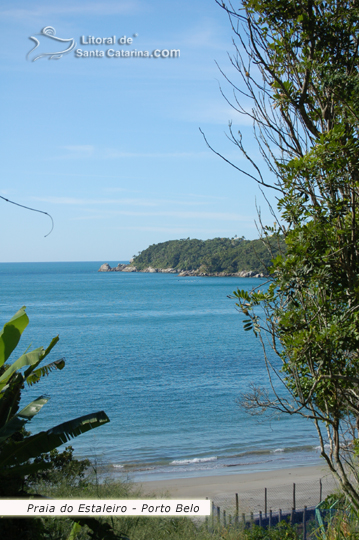 Vista da trilha pra chegar na praia do estaleiro