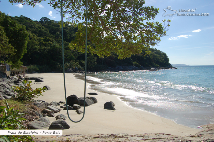 Praia do estaleiro em dia de sol