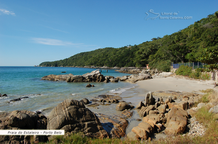 Praia do estaleiro deserta