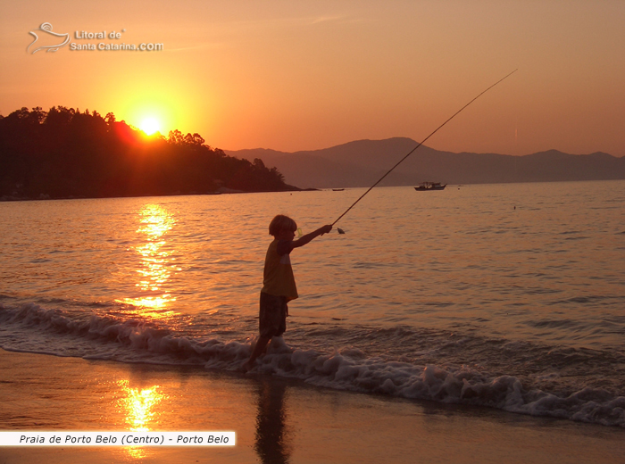 praia de porto belo, garoto pescando em um lindo final de tarde