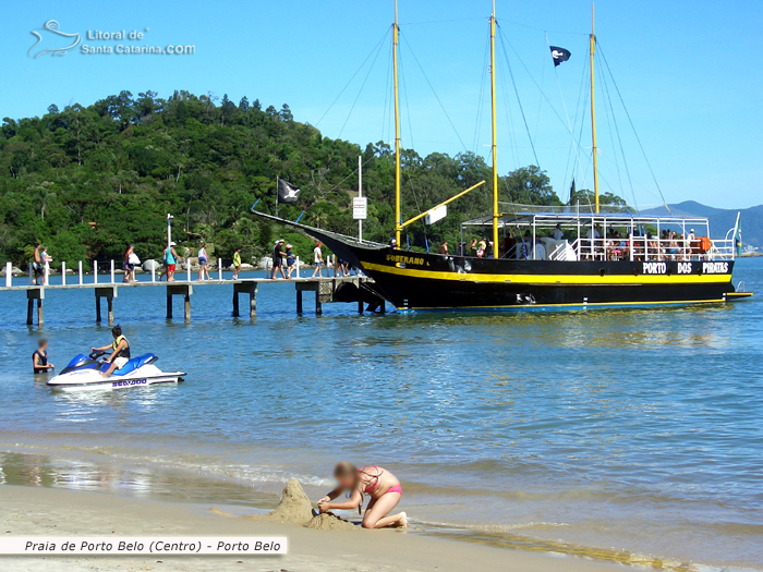 Barco do porto dos piratas levando turistas para um passeio inesquecível.