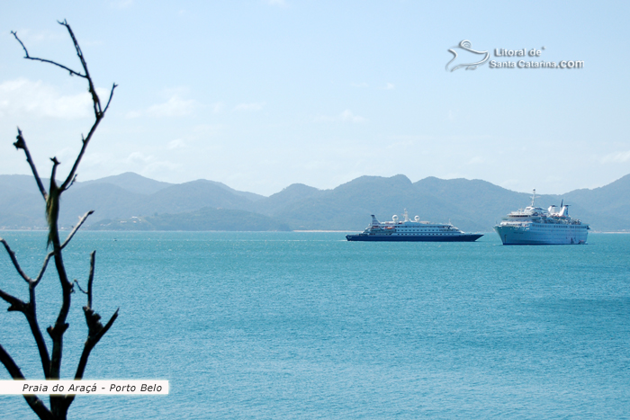 praia do araçá, ao fundo dois navios transatlanticos atracados