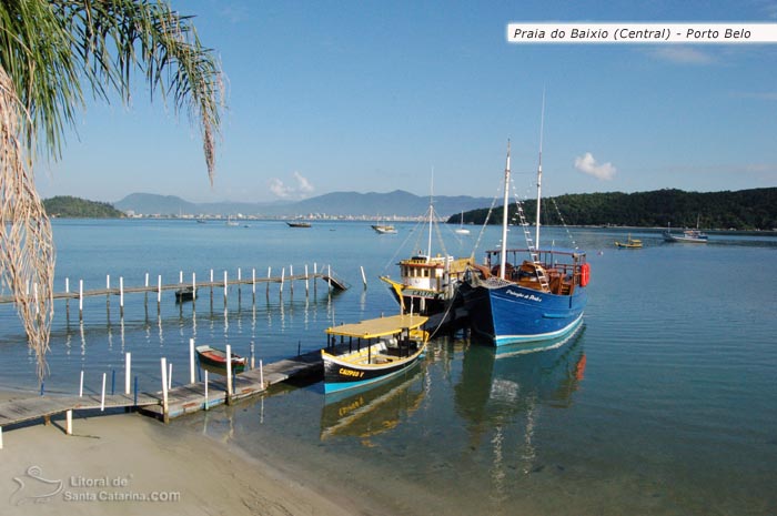 Praia do baixio e um barquinho parado