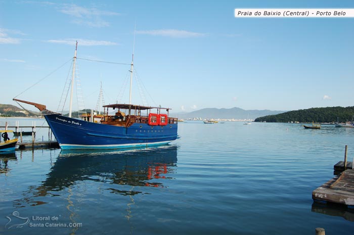 Barco pesqueiro na praia do baixio