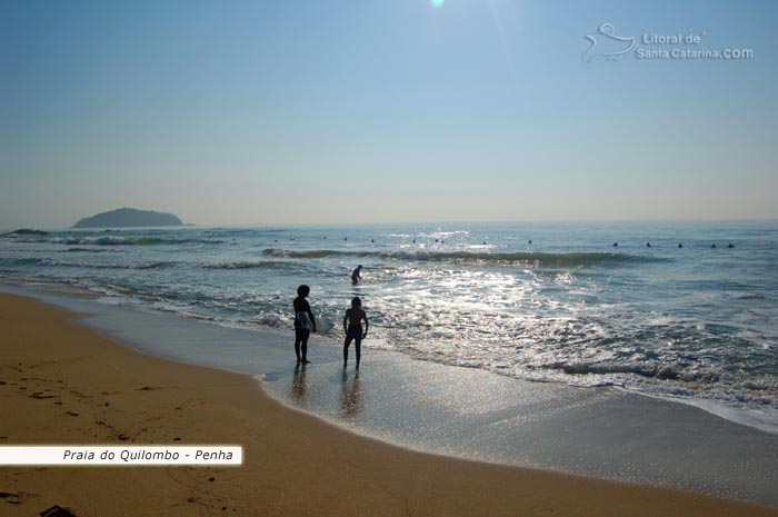 surf na praia do quilombo em penha sc