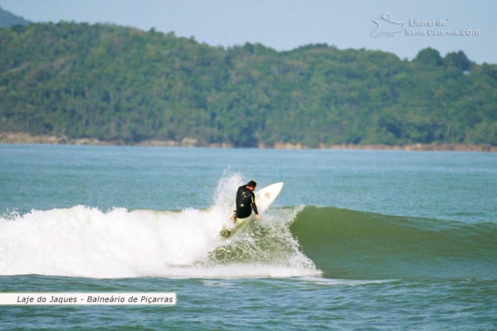 surf na laje do jaques em piçarras santa catarina