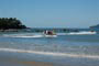 Esportes náuticos na barra norte da praia central de Balneário Camboriú.