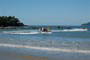 Esportes náuticos na barra norte da praia central de Balneário Camboriú.